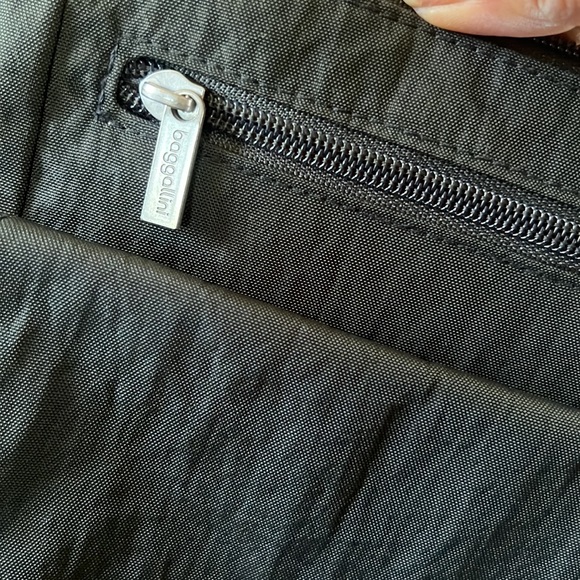 Baggallini Crossbody Design Travel Fabric Handbag Color gray like new - Picture 15 of 17